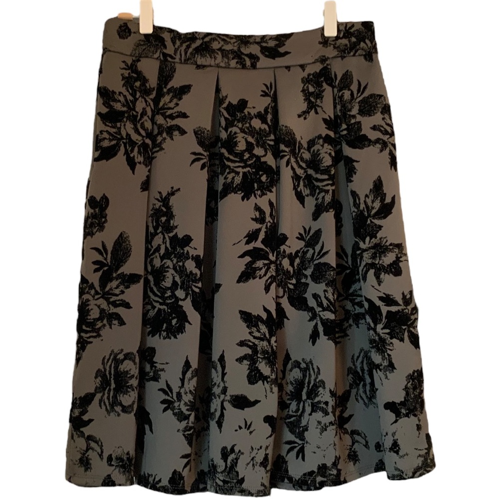 Faith & Joy Pleated Skirt Grey Silver Black Jacquard Pattern Size M